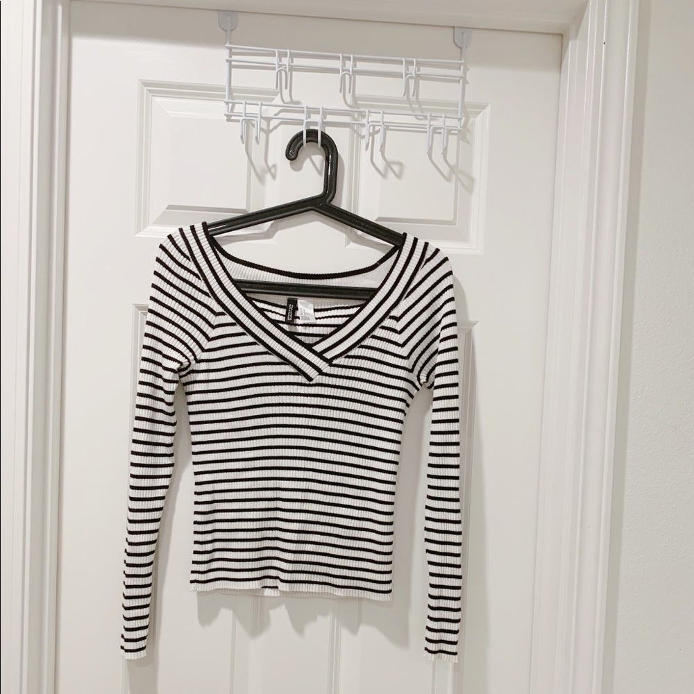 H&M black and white long sleeve shirts